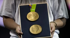Toto je zlatá olympijská medaila. Privezie ju niekto aj na Slovensko?