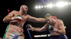 VIDEO: Fury sa s neznámym súperom vytrápil, napokon zostáva nezdolaný