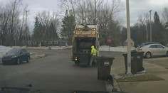 VIDEO: Bizarný moment pre pracovníka. Neuveríte, čo našiel v smetiarskom koši