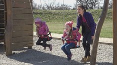 Rodičia sa búria, ihrisko vedľa cesty je drahé a nebezpečné