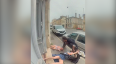 VIDEO: Muž vo Francúzsku na ulici brutálne napadol staršiu ženu a jej vnučku. Všetko zachytila kamera