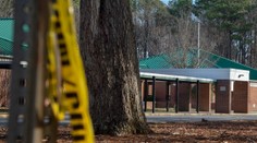 Šesťročný školák, ktorý vo Virginii postrelil učiteľku, je vo vyšetrovacej väzbe. Učiteľka je na tom lepšie