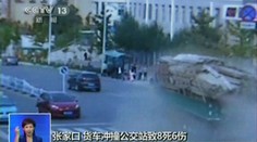 Hrozné video: Nákladné auto narazilo do zastávky autobusu. Osem mŕtvych