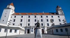 Špeciálne osvetlia Bratislavský hrad. Kľúčovú udalosť histórie pripomenie aj dominanta hlavného mesta