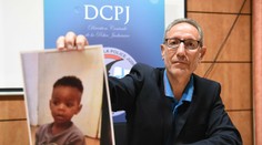 Únos dvojročného chlapca má šťastný koniec. Políciu zalarmoval nočný strážnik