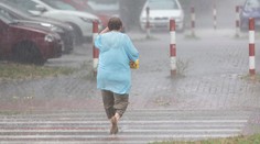Časť Slovenska bude večer zmáčať dážď. Pre tieto okresy platí výstraha