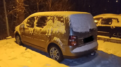 Nočný zásah polície. Podozrivých mladíkov prezradili stopy v snehu