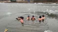 Skok do ľadovej vody posilňuje telo aj myseľ. Niektorí by sa mu však mali vyhnúť