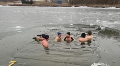 Skok do ľadovej vody posilňuje telo aj myseľ. Niektorí by sa mu však mali vyhnúť