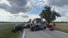 Vážna nehoda pri Senci. Po čelnej zrážke áut hlásia ťažko zranených, cesta je neprejazdná