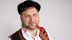 Keď bol dieťa, dotrhali ho psy. Teraz píše sci-fi a bojuje na Farme