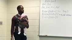 Fotografia, ktorá nadchla celý svet: Učiteľ strážil bábätko študentovi počas vyučovania