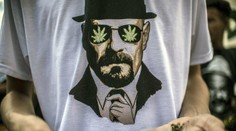 Drogový díler omylom nasadol do policajného auta, pomýlil si ho s taxíkom