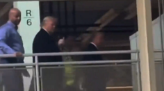 VIDEO: Zakričal na Trumpa, ten mu ukázal prostredník. Biely dom hovorí o primeranej reakcii