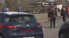 Muž uniesol autobus plný detí a podpálil ho. Chcel poukázať na zomieranie migrantov