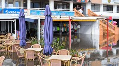 Známu dovolenkovú destináciu sužujú silné dažde. Pre povodne letisko aktivovalo núdzový plán