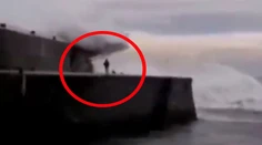 Muža strhla obrovská vlna. Jeho smrť zachytili na kameru