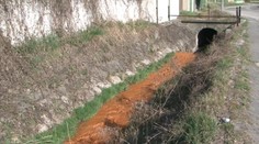 Rieka v Handlovej zrazu zmenila farbu. Ľudia nechápavo krútili hlavami