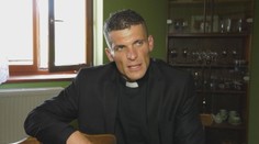 Slovenský farár, ktorý sa nechal potetovať, napísal knihu proti celibátu