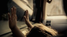 Ako predísť zabudnutiu dieťaťa v rozhorúčenom aute? Vedci vyvinuli dostupnú pomôcku