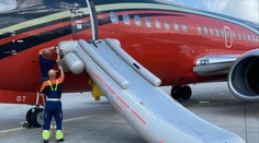 Českí futbalisti nemohli odletieť na osemfinále pre omylom nafúknutú šmýkačku