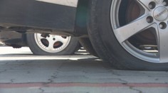 V bratislavskej Mlynskej Doline niekto prepichol pneumatiky na asi 40 autách