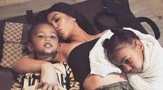 Kim Kardashian ako milujúca matka. Zverejnila krásnu fotku s deťmi