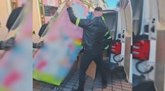 Automat s detskými motívmi podozrievajú z predaja psychoaktívnych látok. Mestá hľadajú riešenie