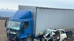 Na ceste medzi Myjavou a Novým Mestom nad Váhom zahynula 59-ročná žena. S autom vletela pod nákladiak