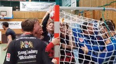 VIDEO: Neuveriteľná smola v závere zápasu. Lopta sa zasekla v spojnici bránky