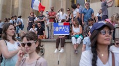 Francúzsky parlament schválil covidpasy do reštaurácií aj očkovanie zdravotníkov