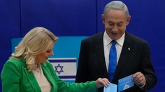 Po predčasných voľbách v Izraeli pokračuje sčítanie hlasov, vedie Netanjahu