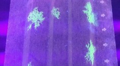 Vedci vyvinuli rúška, ktoré začnú svietiť, keď sa na nich nachádzajú častice koronavírusu