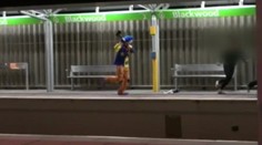 Internet zaplavili otrasné videá. Klauni útočia na ľudí a nejde o skrytú kameru