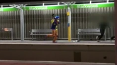 Internet zaplavili otrasné videá. Klauni útočia na ľudí a nejde o skrytú kameru