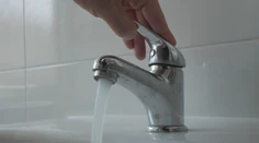 Voda im z kohútikov konečne tečie, no piť ju neodporúčajú. Čakajú na rozbory vzoriek