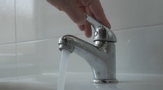 Voda im z kohútikov konečne tečie, no piť ju neodporúčajú. Čakajú na rozbory vzoriek