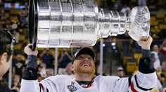Marián Hossa sa zapísal do histórie NHL. Vyvesenie jeho dresu sledovali naživo jeho najbližší a priatelia
