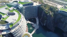 V kameňolome postavili unikátny hotel. Obklopujú ho vodopády a prekypuje luxusom