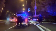 Unikal pred políciou v protismere a s malými deťmi. Jedno z nich je ťažko  zranené