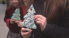 Vianočné prekvapenie pre stovky žiakov nitrianskej školy. Každý z nich dostal od školníka vyrezaný stromček