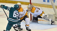 NHL: Praha tlieskala famóznemu hokeju, "predátori" v zuboch trhali "žralokov"