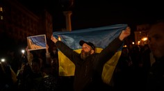 VIDEO: V Chersone vládne eufória. Miestni s ukrajinskými vlajkami na pleciach vítajú vojakov