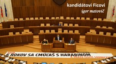 Matovič sa zase vyznamenal.  Dnes transparentom o "cmúľaní" Fica s Harabinom