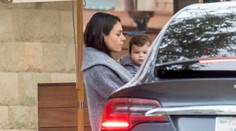 Mila Kunis a Ashton Kutcher konečne ukázali synčeka. To je ale vlasáč