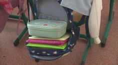 Ťažké školské tašky môžu deťom kriviť chrbticu. Prinášame odporúčania lekárov