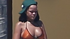 Rihanna na dovolenke v bikinách: Výrazne sa zaoblila