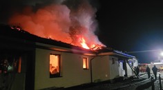 FOTO: Rodinný dom na juhu Slovenska zachvátil v noci ničivý požiar: Škodu rátajú v státisícoch