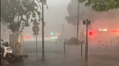 V Paríži zabíjala búrka. Vietor lámal stromy, ulice boli pod vodou