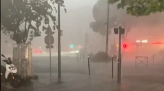 V Paríži zabíjala búrka. Vietor lámal stromy, ulice boli pod vodou